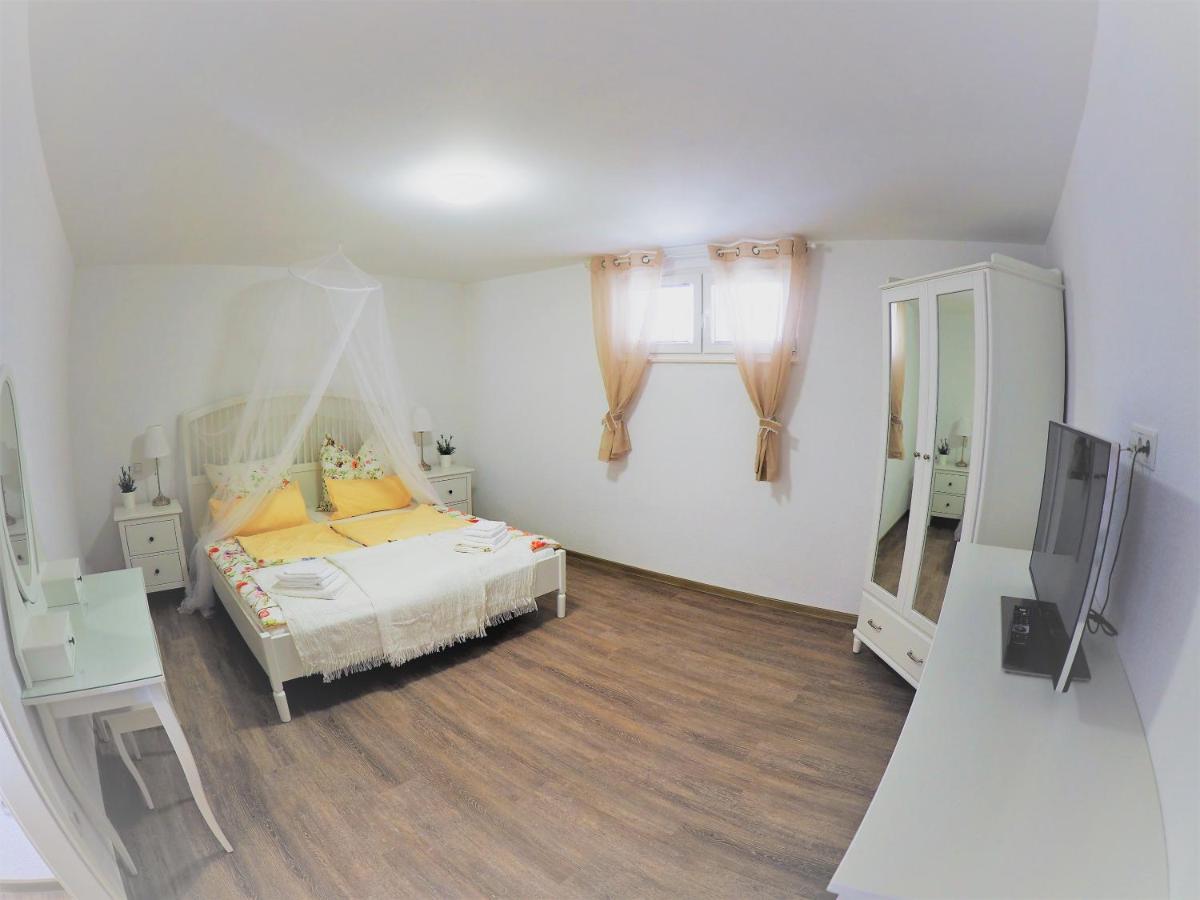 Apartment Ludilo Mit 4 In Poljica - Marina Bei Trogir Split