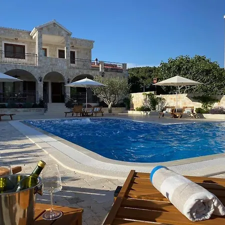 Villa Ludilo Mit 4 Apartments In Poljica - Marina Bei Trogir Split Poljica (Trogir) Exterior photo