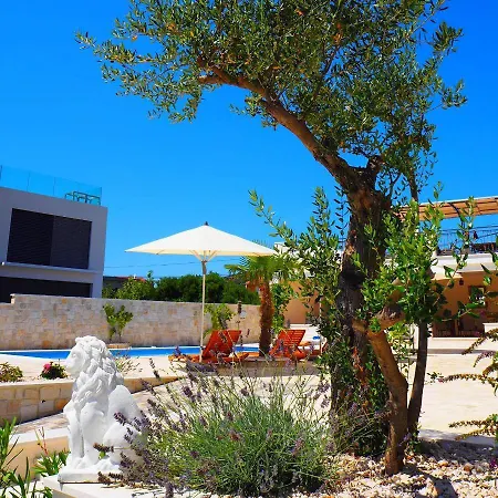Villa Ludilo Mit 4 Apartments In Poljica - Marina Bei Trogir Split Poljica (Trogir) Exterior photo