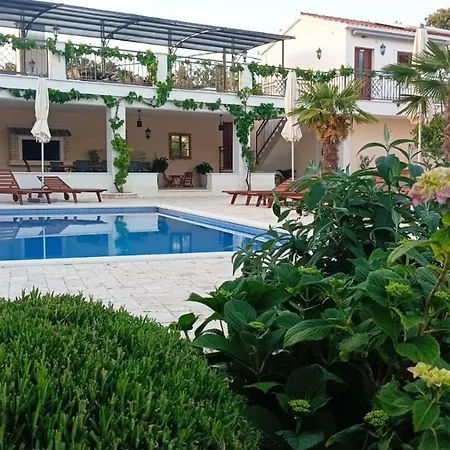 Villa Ludilo Mit 4 Apartments In Poljica - Marina Bei Trogir Split Poljica (Trogir) Exterior photo