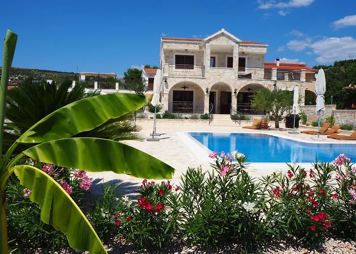 Villa Ludilo mit 4 Apartments in Poljica - Marina bei Trogir Split
