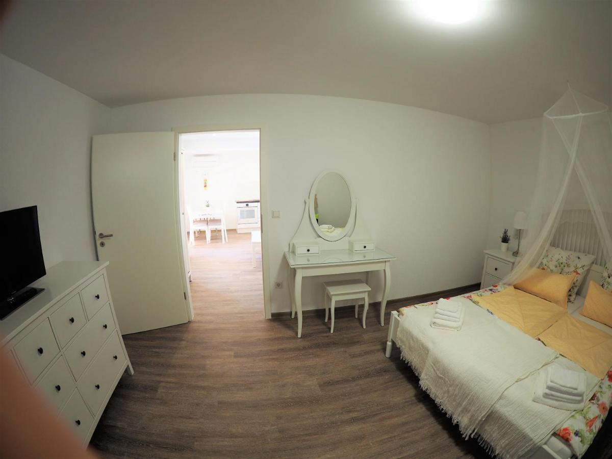 Apartment Ludilo Mit 4 In Poljica - Marina Bei Trogir Split